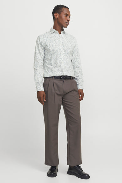 Witte bloemdrukse shirt met lange mouwen van PREMIUM by JACK & JONES, gedragen met eenbrubruine broek en een zwarte riem.
