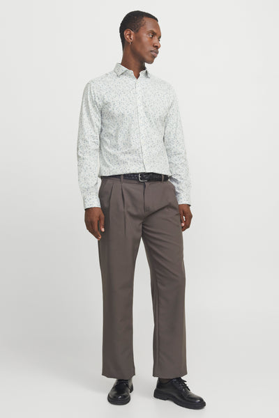 Witte bloemdrukse shirt met lange mouwen van PREMIUM by JACK & JONES, gedragen met eenbrubruine broek en een zwarte riem.