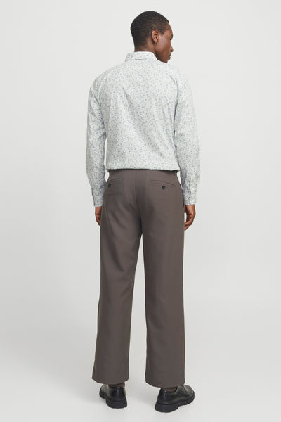 Witte bloemdruk chemis bl met lange mouwen van PREMIUM by JACK & JONES, gedragen met een ruimebruon broek.