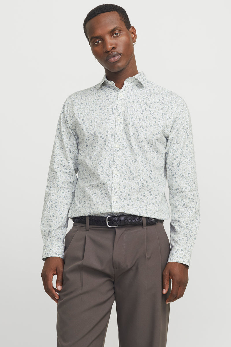 Witte lange mouw chemise van PREMIUM by JACK & JONES met bloemmotief, gedragen met eenbrubruine broek.