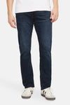 Rechte donkerblauwe spijkerbroek van JACK & JONES JEANS INTELLIGENCE, gedragen met een wit T-shirt en sneakers.