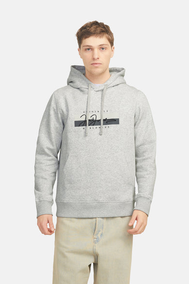 Grijze gestreepte hoodie van ORIGINALS BY JACK & JONES gedragen met een wijd gebakken jeans enbruarron mocassins.
