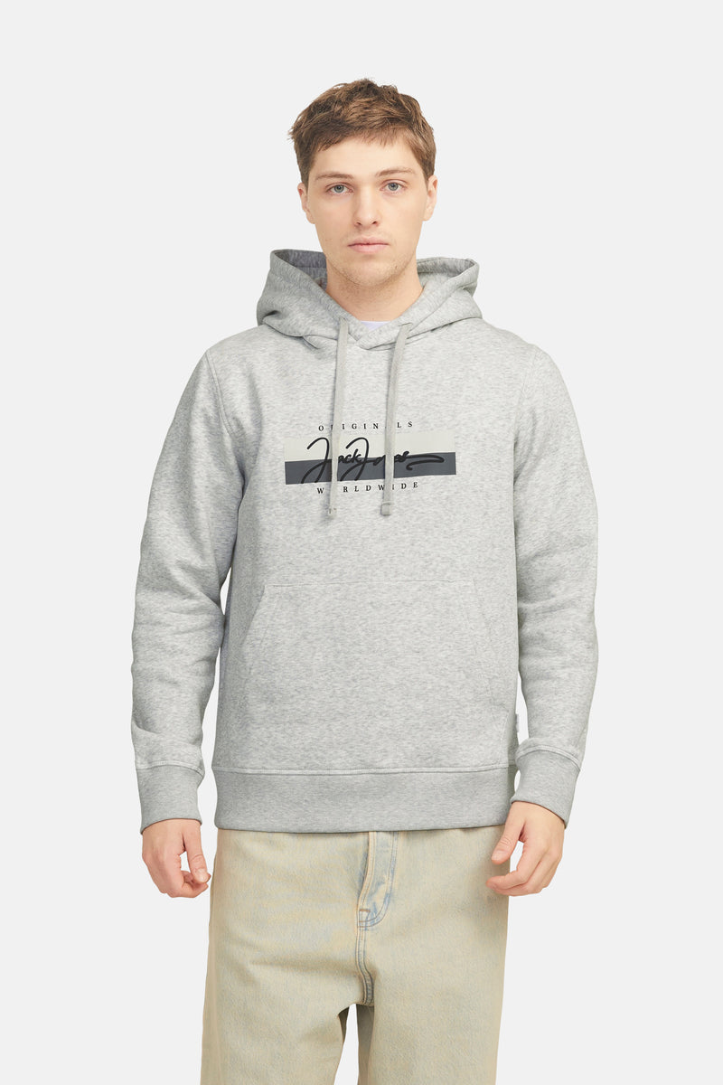 Grijze gestreepte hoodie van ORIGINALS BY JACK & JONES gedragen met een wijd gebakken jeans enbruarron mocassins.