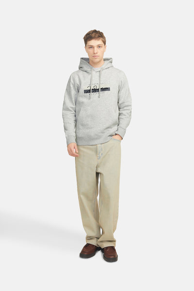 Sweat à capuche gris chiné by ORIGINALS BY JACK & JONES porté avec un jean ample et des mocassins marron.
