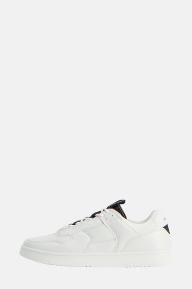 Witte sneakers van ACCESSORIES BY JACK & JONES met zwarte details, zijaanzicht.