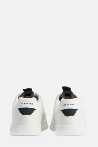 Witte sneakers van ACCESSORIES BY JACK & JONES, met zwarte inzet en logo op de hiel, achteraanzicht.
