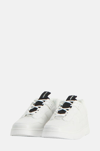 Witte sneakers van ACCESSORIES BY JACK & JONES, met veters en plateauzool, op een effen achtergrond.