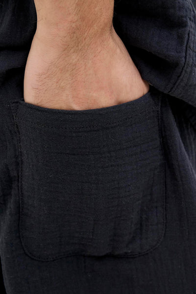 Short noir de ORIGINALS BY JACK & JONES, avec une main dans la poche et une texture subtile.