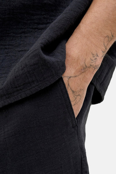 Short noir de ORIGINALS BY JACK & JONES, texture froissée, détail de tatouage sur le bras.