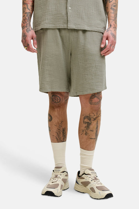 Korte katoenen joggingbroek van ORIGINALS BY JACK & JONES, met tatoeages en sneakers.