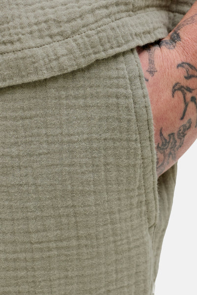 Short vert en coton de ORIGINALS BY JACK & JONES, avec une texture gaufrée et une main dans la poche.