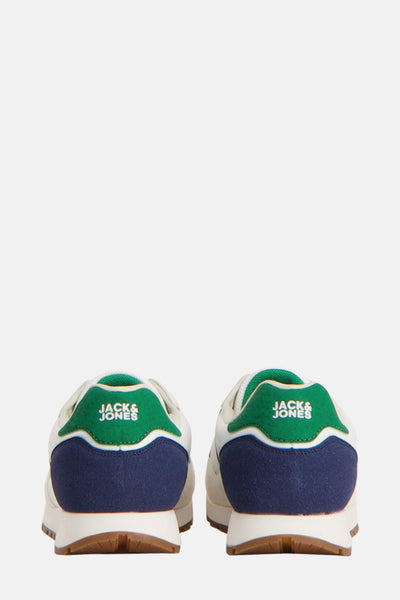 Ecru sneakers van ACCESSORIES BY JACK & JONES met marineblauwe inzetstukken en groen logo op de hiel.