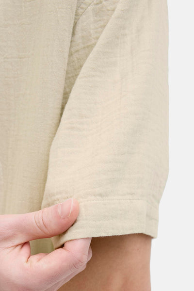 Beige overhemd met korte mouwen van ORIGINALS BY JACK & JONES, met kreuktextuur en een eenvoudige zoom.