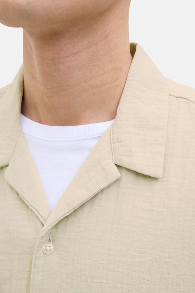 Beige overhemd met korte mouwen van ORIGINALS BY JACK & JONES met kreuktextuur en open kraag.
