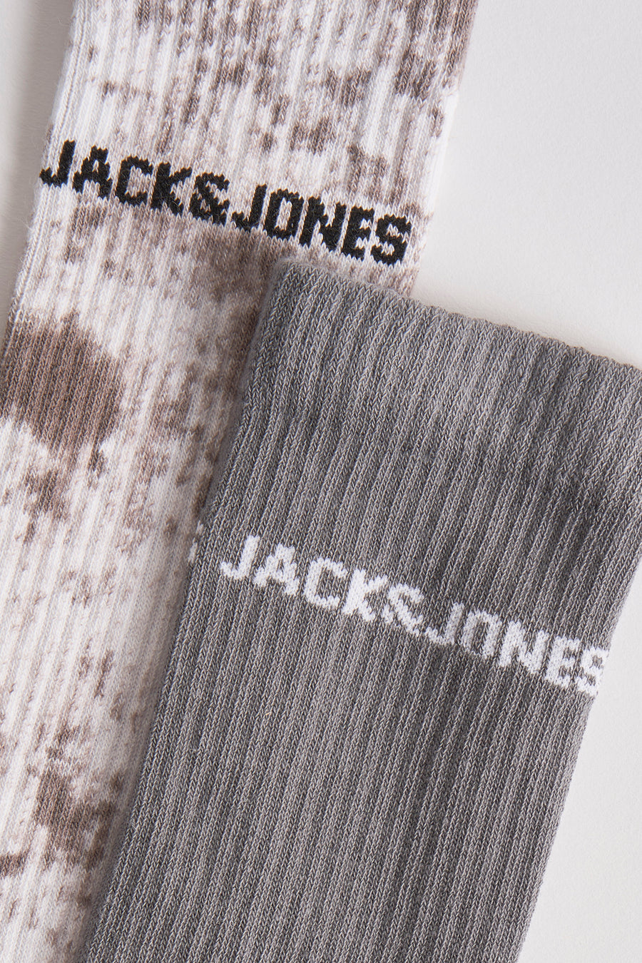 Paire de chaussettes grises par ACCESSORIES BY JACK & JONES, avec motif sur l'une et logo.
