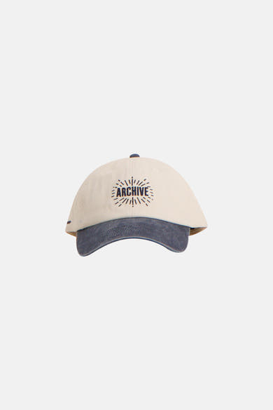 Casquette beige par ACCESSORIES BY JACK & JONES avec visière bleu délavé et logo "Archive" noir.