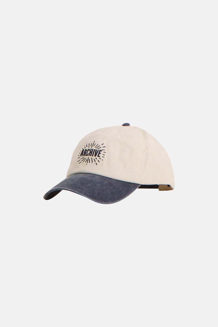 Beige pet door ACCESSORIES BY JACK & JONES met marineblauwe klep en geborduurd "Archive" logo.
