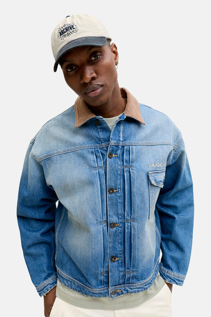 Beige pet van ACCESSORIES BY JACK & JONES met marineblauwe klep en "Archive" logo.