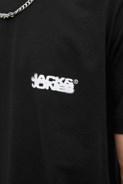 T-shirt noir à manches courtes de JACK & JONES, avec un logo blanc sur le devant et une chaîne argentée.
