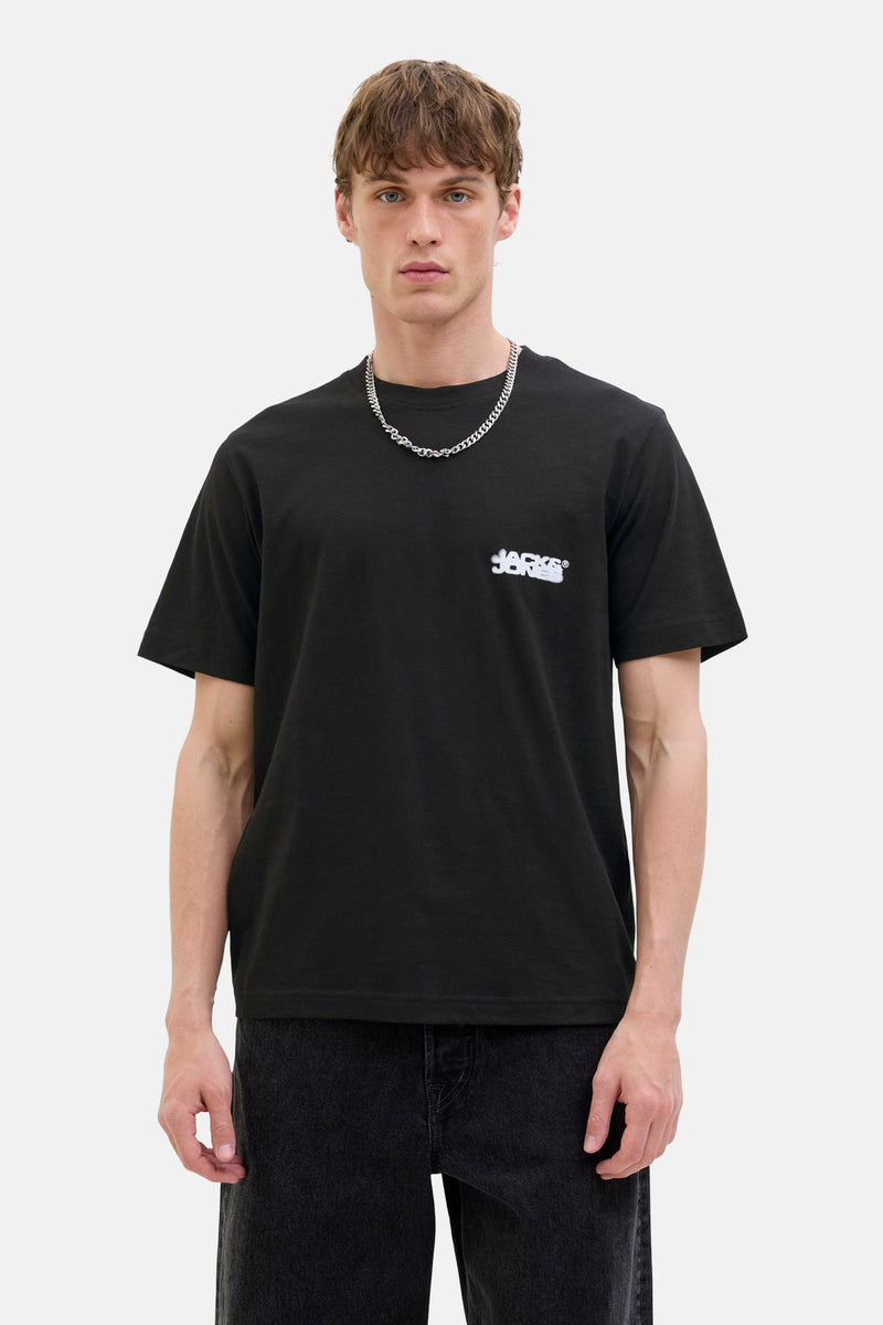 Zwarte t-shirt met korte mouwen van JACK & JONES, met een wit logo op het voorste en een zilveren ketting.