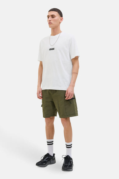 T-shirt blanc à manches courtes de JACK & JONES, porté avec un short cargo vert olive, des chaussettes rayées et des chaussures noires.