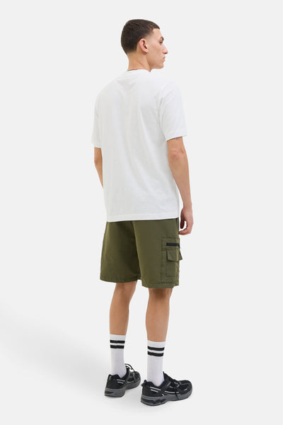 T-shirt blanc à manches courtes de JACK & JONES, porté avec un short cargo olive et des chaussettes rayées.