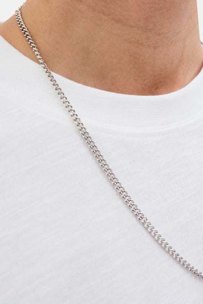 T-shirt à manches courtes blanc de JACK & JONES, porté avec une chaîne argentée au cou.