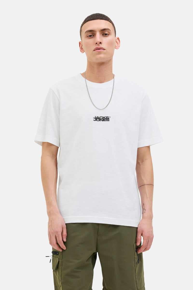 T-shirt blanc à manches courtes de JACK & JONES, porté avec un pantalon cargo vert olive et une chaîne argentée.