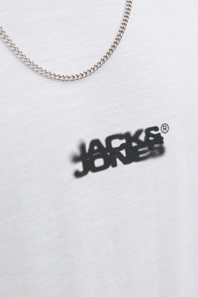 T-shirt à manches courtes blanc de JACK & JONES, avec un logo imprimé noir et une chaîne argentée.
