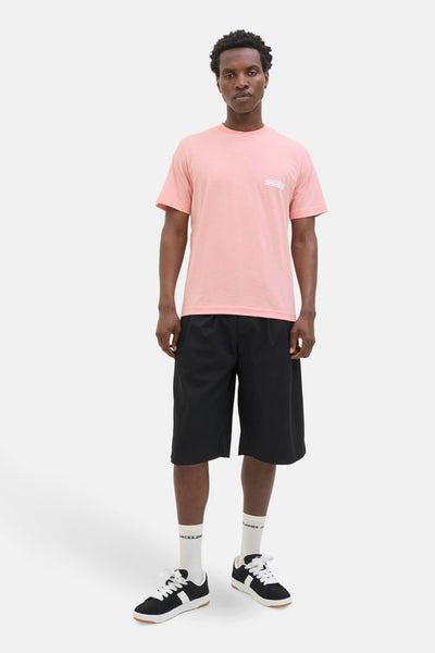 T-shirt à manches courtes rose de JACK & JONES, porté avec un short noir et des baskets.