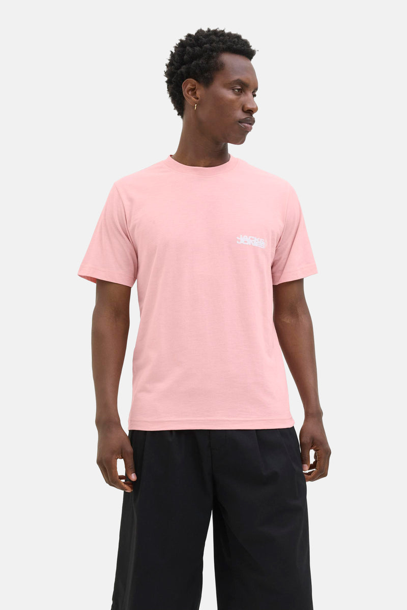 T-shirt rose à manches courtes de JACK & JONES, porté avec un pantalon noir ample.