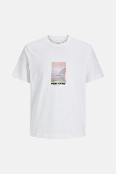 T-shirt blanc à manches courtes de Jack & Jones avec un imprimé paysage sur le devant.
