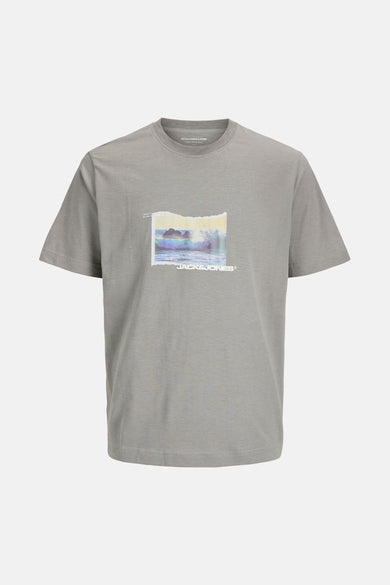 Grijze korte mouw T-shirt van JACK & JONES met een abstrakte gedrukte motivatie in stijl van een geritsen foto.