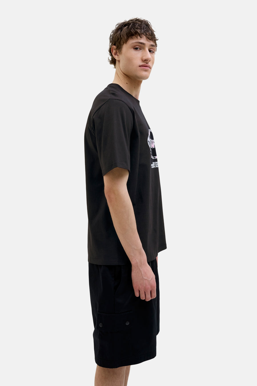 T-shirt noir à manches courtes de ORIGINALS BY JACK & JONES, avec motif imprimé, porté avec un short noir.