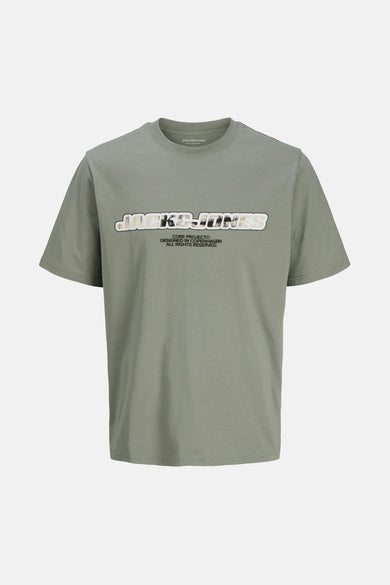 T-shirt kaki à manches courtes par ORIGINALS BY JACK & JONES avec un logo imprimé sur le devant.