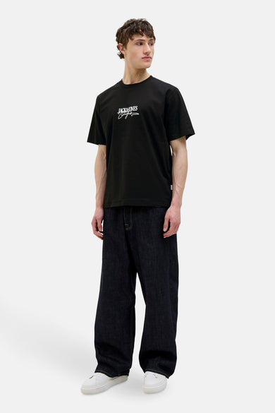 Zwart t-shirt met korte mouwen van ORIGINALS BY JACK & JONES, gedragen met een ruime denimjasje en witte sneakers.