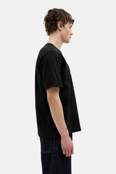 Zwarte korte mouwen T-shirt van Originals by Jack & Jones, gepresenteerd vanuit een profiel, gedragen met een donkere jeans.