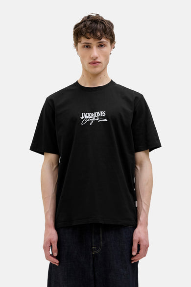 Zwarte tanktop van ORIGINALS BY JACK & JONES, met centraal logo en gedragen met een donkere blauwe broek.