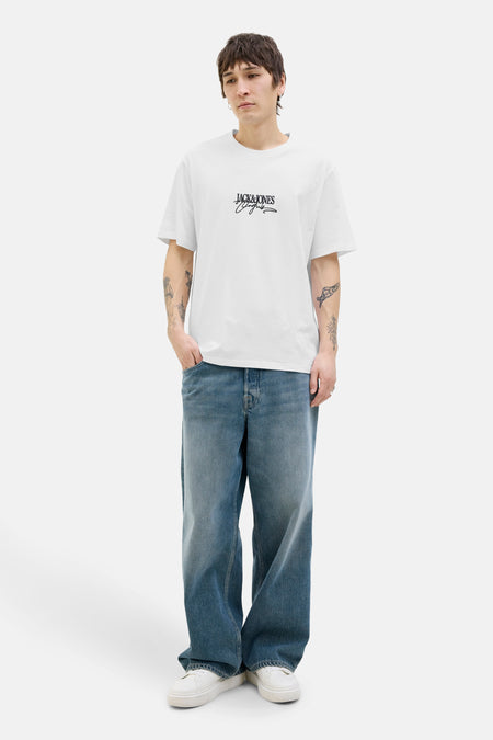 Wit T-shirt met korte mouwen van ORIGINALS BY JACK & JONES, gedragen met een wijde jeans en witte sneakers.
