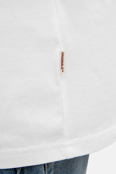 Wit T-shirt met korte mouwen van ORIGINALS BY JACK & JONES, met een bruin merklabel opgenaaid.