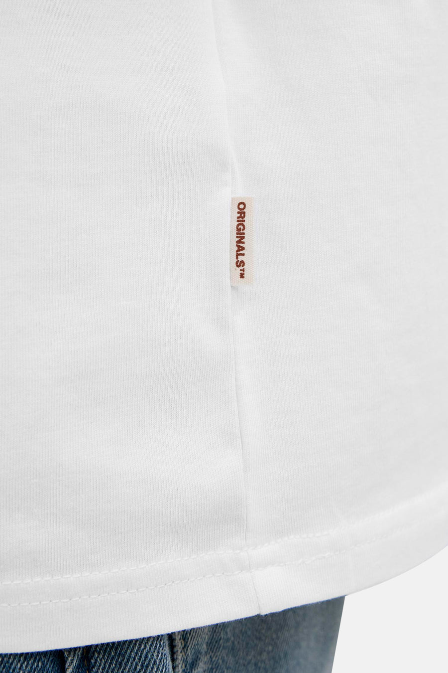 Wit T-shirt met korte mouwen van ORIGINALS BY JACK & JONES, met een bruin merklabel opgenaaid.