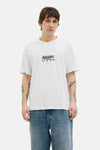 Wit T-shirt met korte mouwen van ORIGINALS BY JACK & JONES, gedragen met een blauwe jeans en tatoeages op de armen.