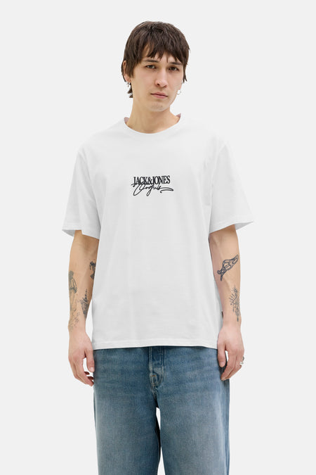 Wit T-shirt met korte mouwen van ORIGINALS BY JACK & JONES, gedragen met een blauwe jeans en tatoeages op de armen.