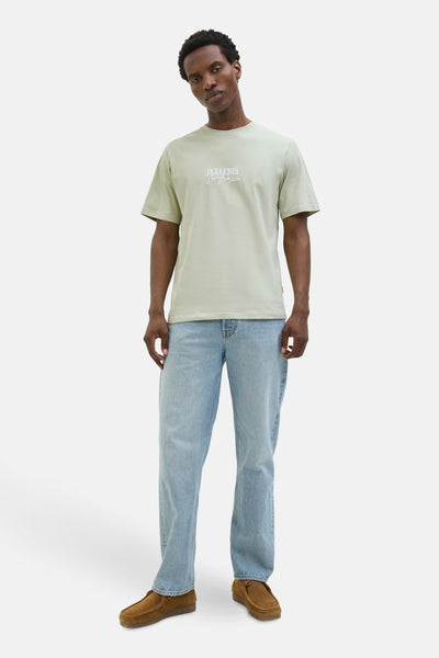 Groen T-shirt met korte mouwen van ORIGINALS BY JACK & JONES, gedragen met een lichtblauwe jeans en bruine loafers.