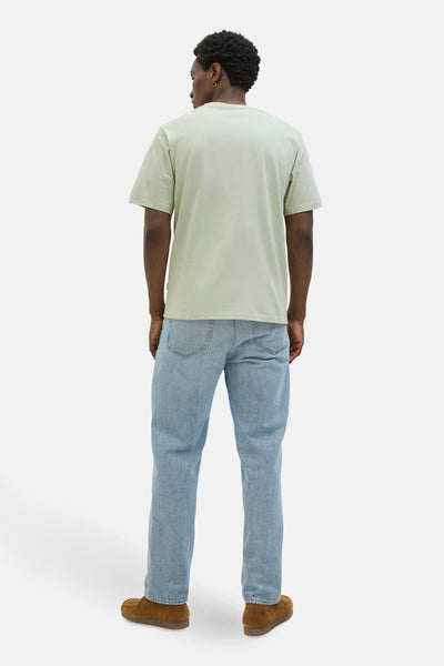 Groen T-shirt met korte mouwen van ORIGINALS BY JACK & JONES, gedragen met een lichtblauwe jeans en bruine schoenen.