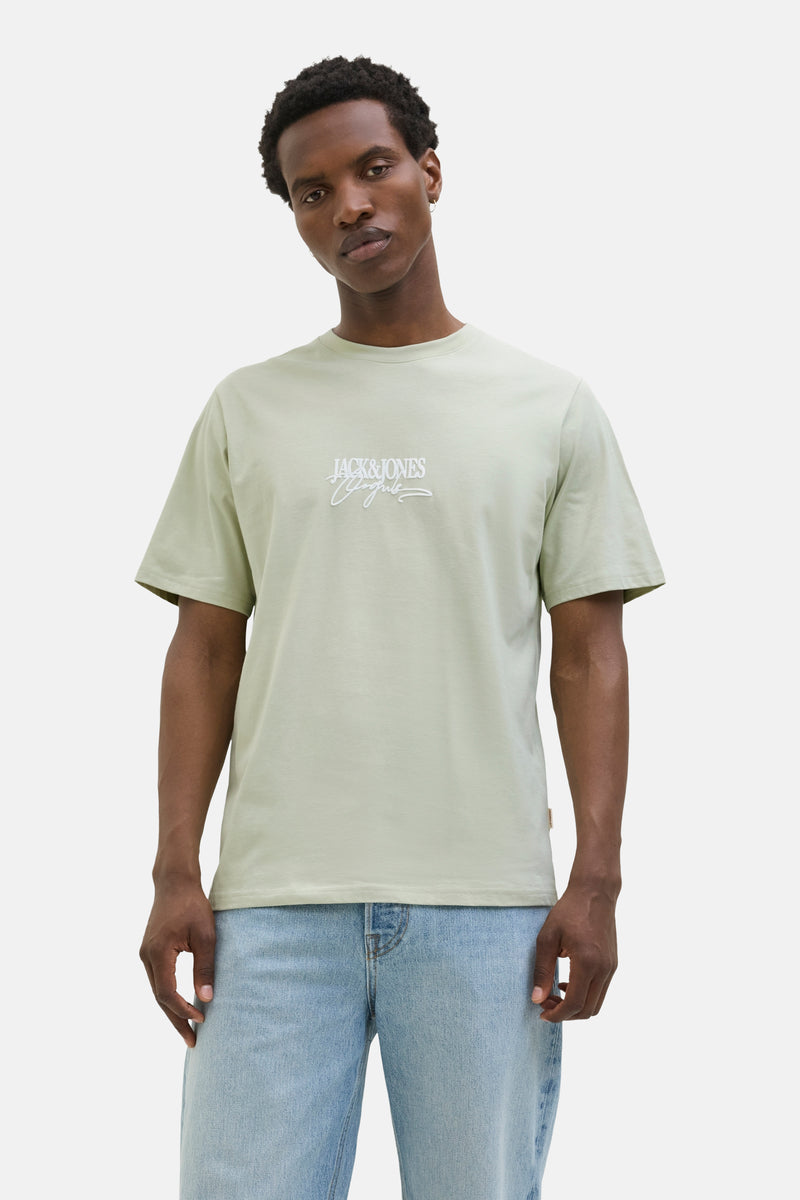 Groen T-shirt met korte mouwen van ORIGINALS BY JACK & JONES, gedragen met een lichtblauwe jeans.