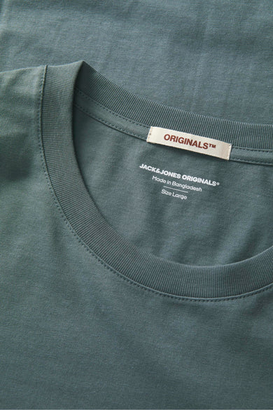 T-shirt à manches courtes bleu de ORIGINALS BY JACK & JONES, avec col rond et étiquette de la marque visible.