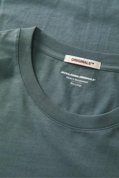 T-shirt à manches courtes bleu de ORIGINALS BY JACK & JONES, avec col rond et étiquette de la marque visible.