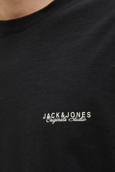 Zwart T-shirt met korte mouwen van JACK & JONES met witte belettering onderaan.
