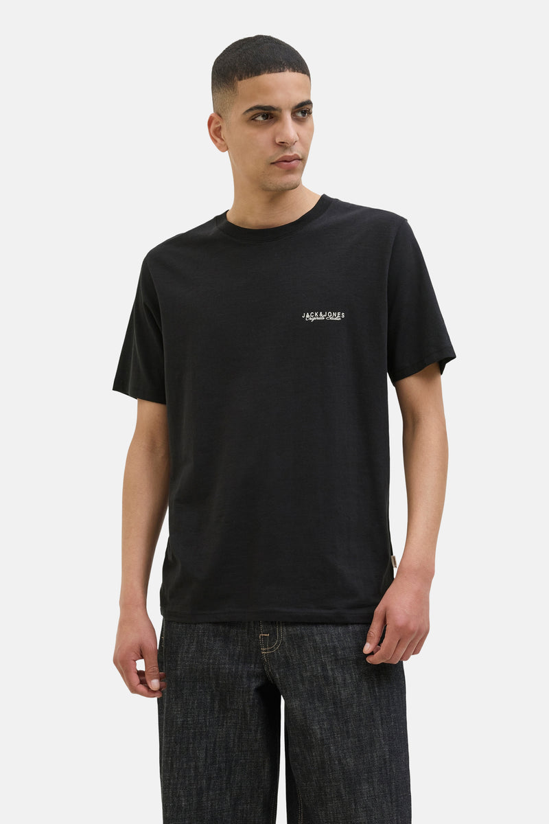 T-shirt noir à manches courtes de JACK & JONES, porté avec un pantalon foncé en denim